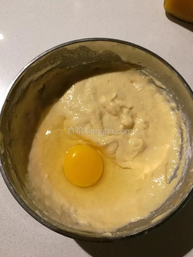 醒好后，再加一个鸡蛋搅拌均匀。
