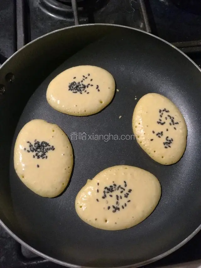 用不粘锅煎到两面金黄出锅。