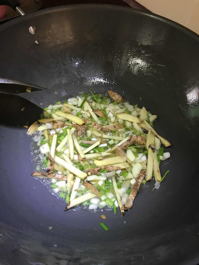 大火热锅热油，爆香葱姜蒜。