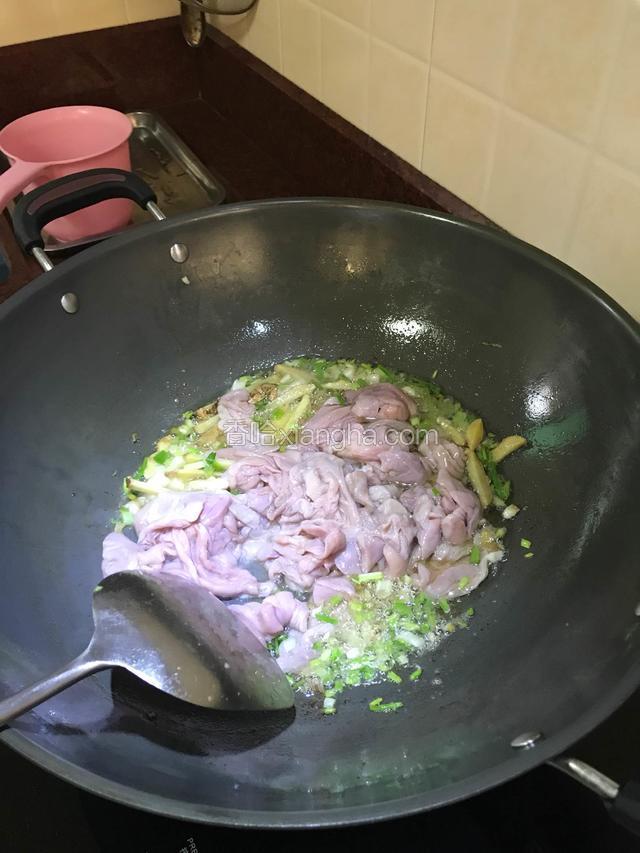 倒入鱼肚翻炒至变色。