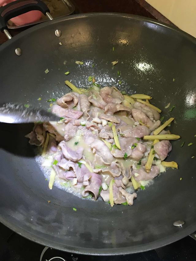 继续翻炒片刻。