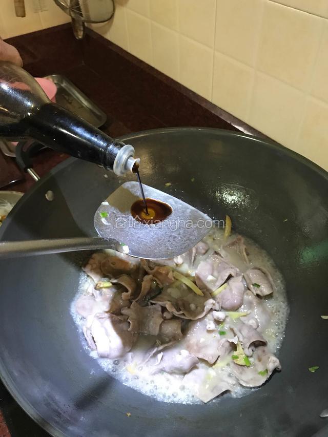 再加上几滴生抽。