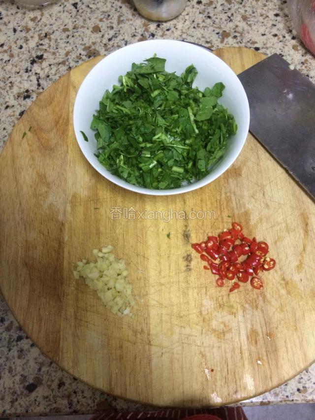 把需要切的食材都切好（西洋菜、小米辣、蒜）