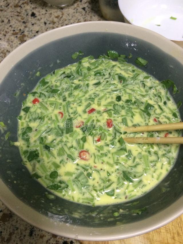 把面粉、西洋菜、鸡蛋、5个小米辣、花椒粉、盐，加适量水。混合成糊状