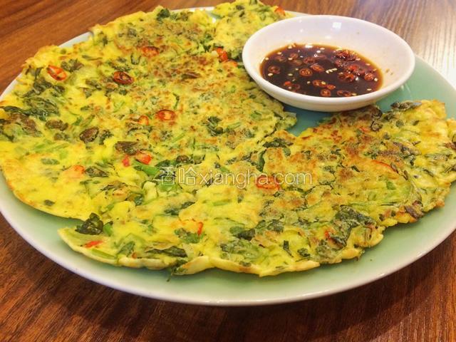 煎好，装盘。（酱料：把1个小米辣、酱油、醋、鸡精放一起就是酱料啦。这样很解腻）