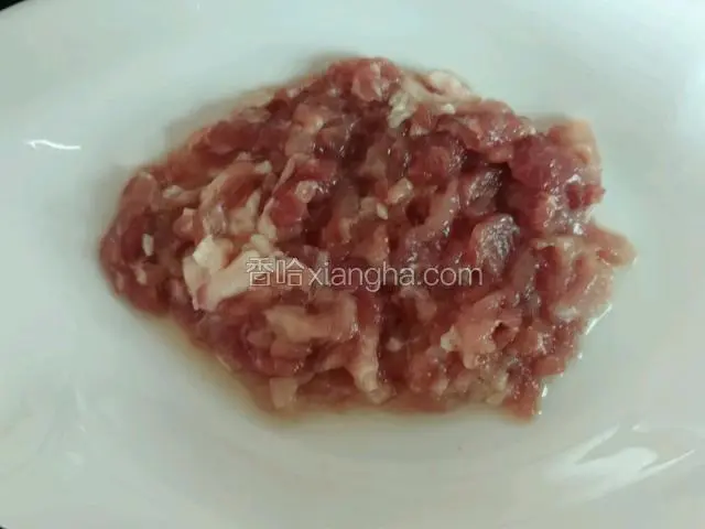瘦肉切碎沫。