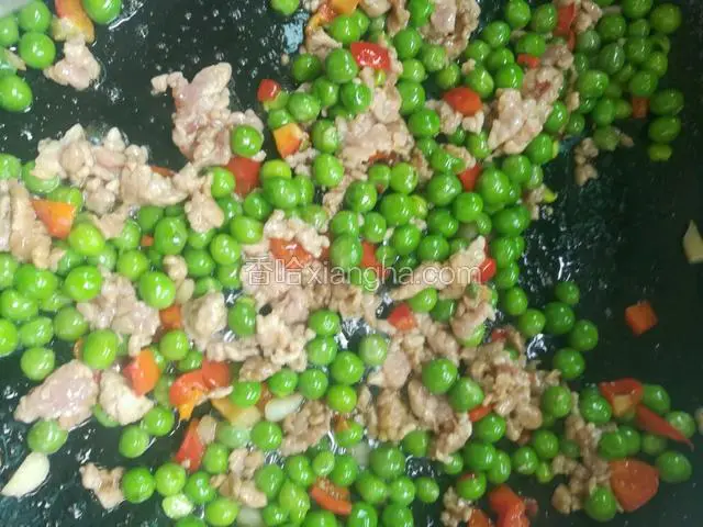 倒入肉沫和豆子等一起翻炒，加适量盐炒匀。