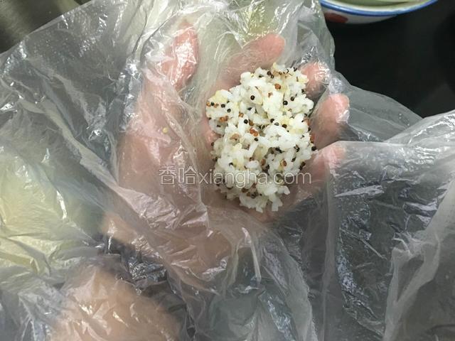 用锅铲舀一点在保鲜膜上