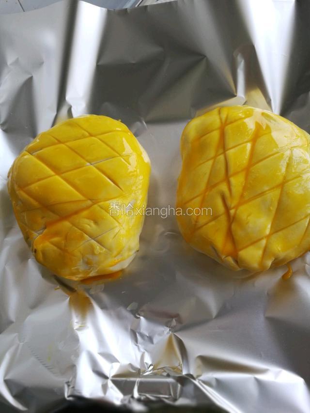 冷藏20分钟以后，包上酥皮，划出花纹，抹上蛋液