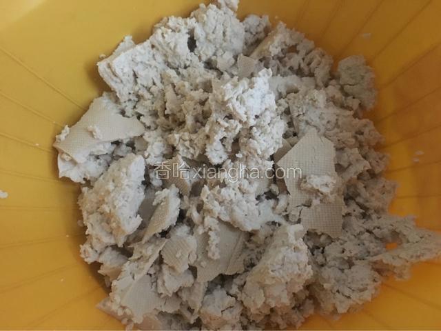 用手把豆腐捏碎