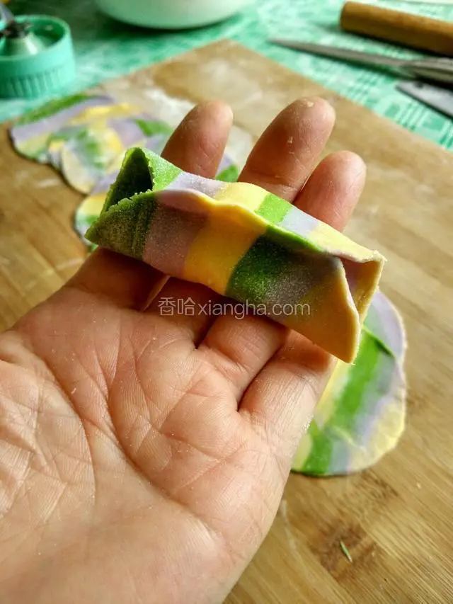 把中间捏紧