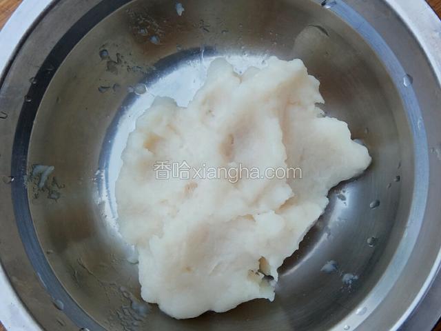 绞出的肉泥白如凝脂