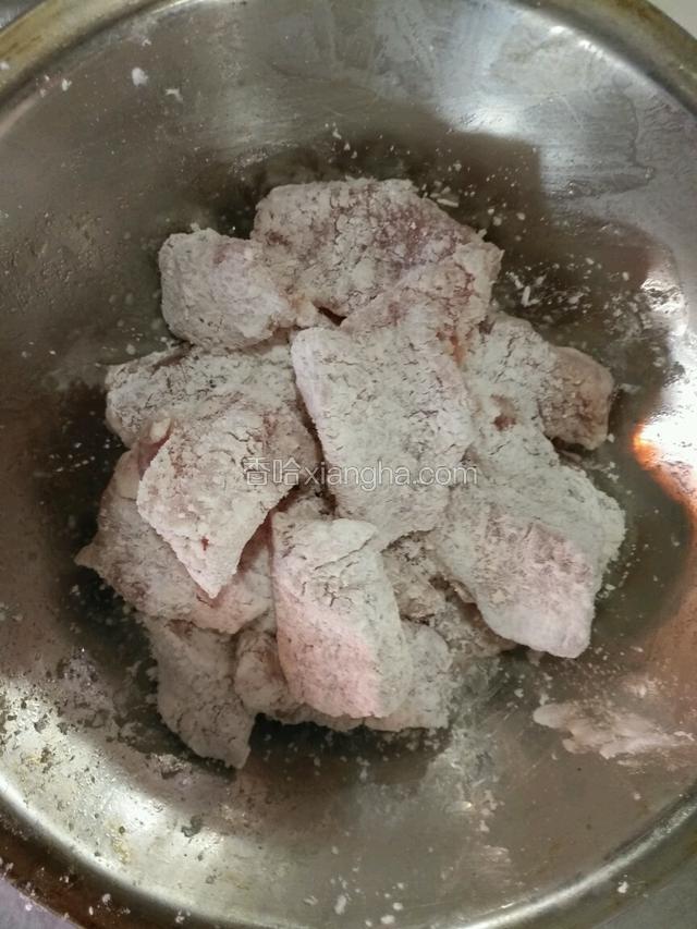 先将里脊肉码味略腌