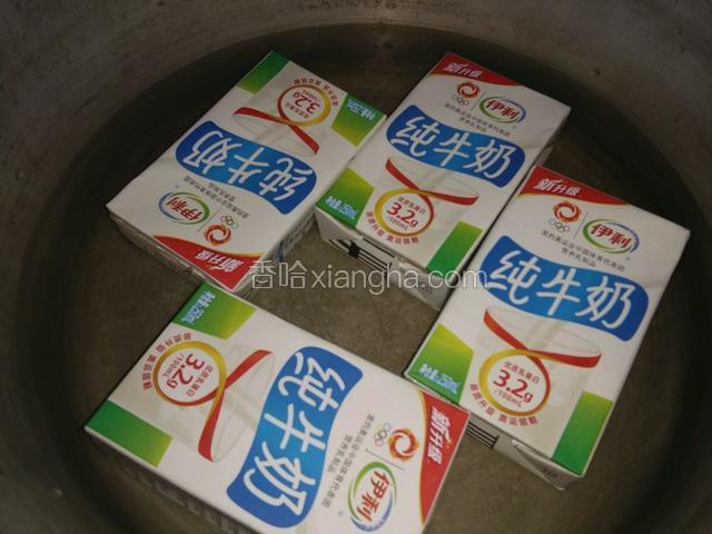 把純牛奶放到鍋裏的沸水里泡一下拿起，如果牛奶是常溫的就可以不用泡，因為我這個是冰箱里剛拿出來的比較涼