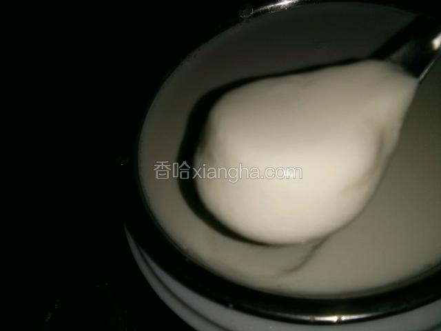 全部倒進去后，蓋上蓋子，插好電源，中途不要開蓋子，發酵十個小時，發酵十個小時的酸奶非常好，用勺子挖起凝固成了豆腐花狀那樣，