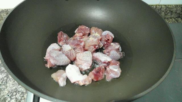 锅内热油，放鸡肉煎至微黄。