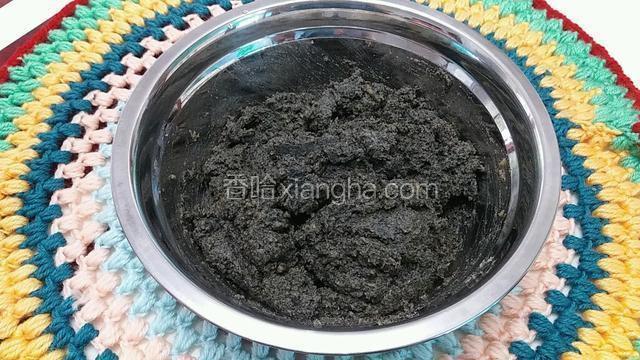 绿豆泥、芝麻粉、白糖混合均匀备用