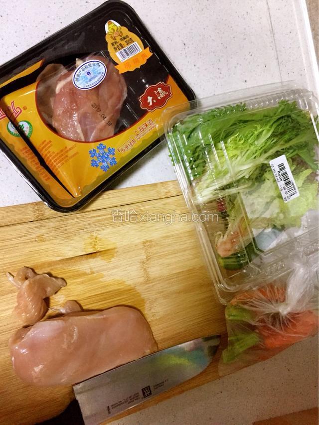 准备食材，鸡胸肉处理一下把周围的油肉切掉