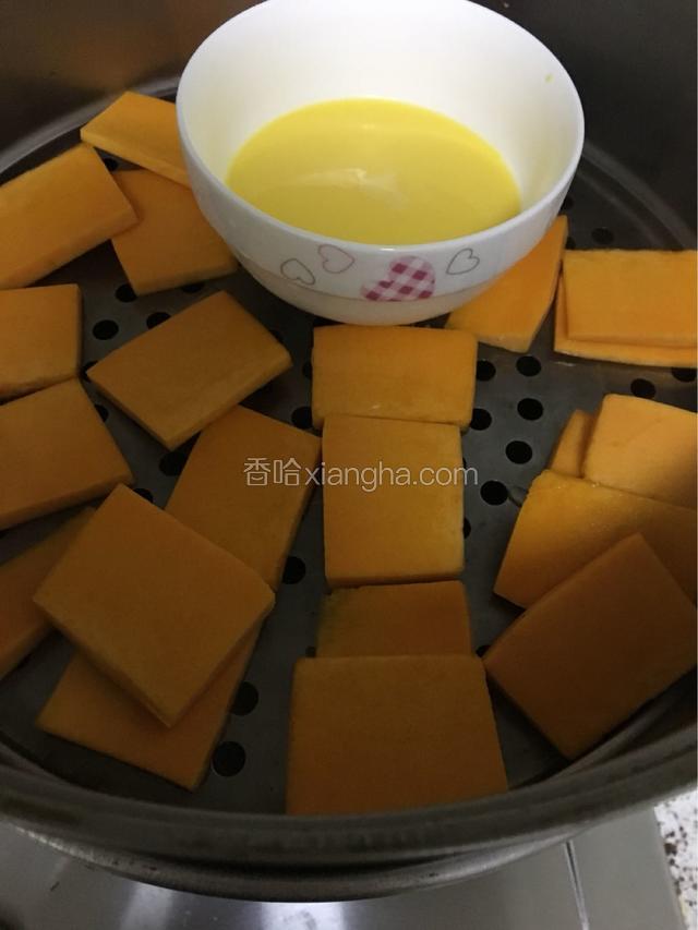 上笼蒸熟（碗里是给宝宝做的鸡蛋羹可忽略）。