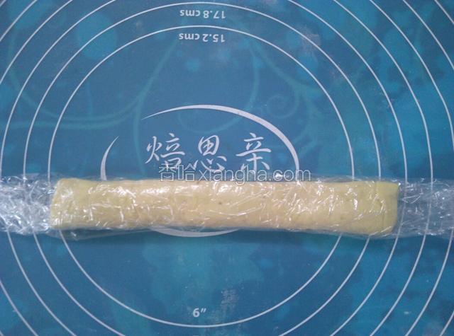 在向内身方向重叠对折，稍微用手将其押紧，并用保鲜膜包裹好，放入冰箱冷藏松弛30分钟。