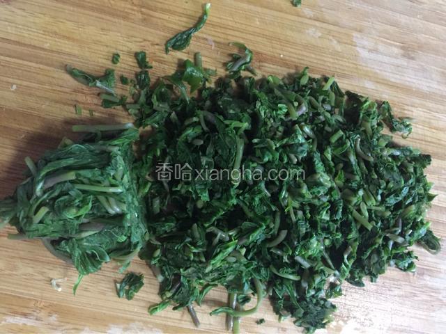 然后用清水将焯过的马兰冲洗一下，挤干水分，切碎备用