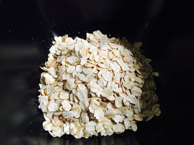 即食燕麦片倒入碗中。