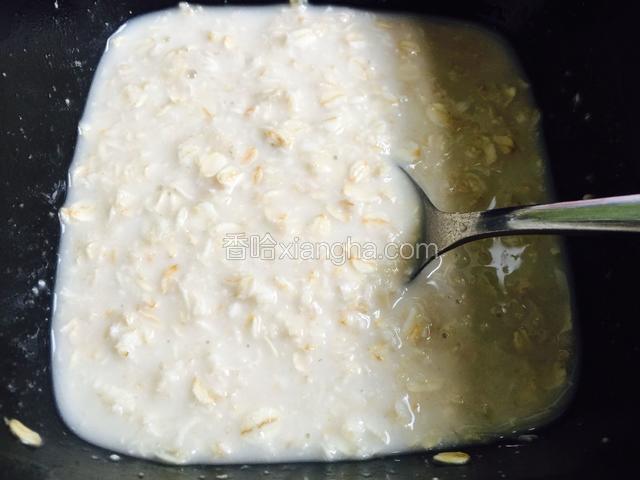 加入开水或者热牛奶浸泡。