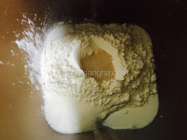 加入高筋面包粉，在面包粉中间挖个洞放入酵母，对角放入糖和盐。