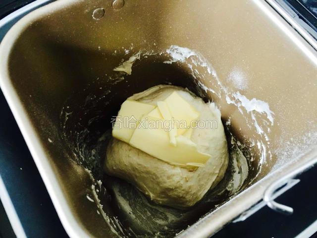 面团揉出膜后加入黄油继续揉20分钟。