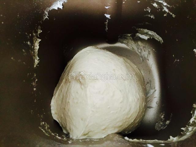 揉好后盖上面包机盖子自然醒发，因为揉面的时候机器会发热，利用机器里的热量发面。