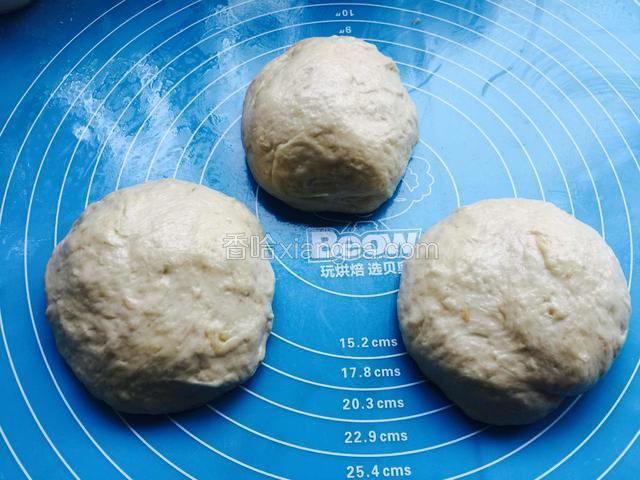 把面团放在面板上均匀的分成三份揉圆。