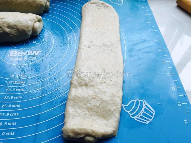 15分钟后取一个面团再次擀成牛舌状。