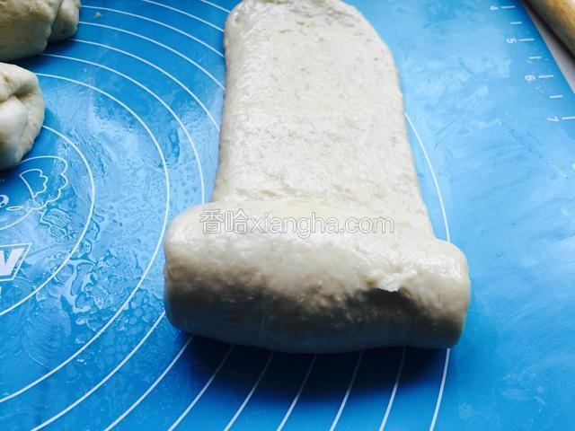 由下向上卷起。