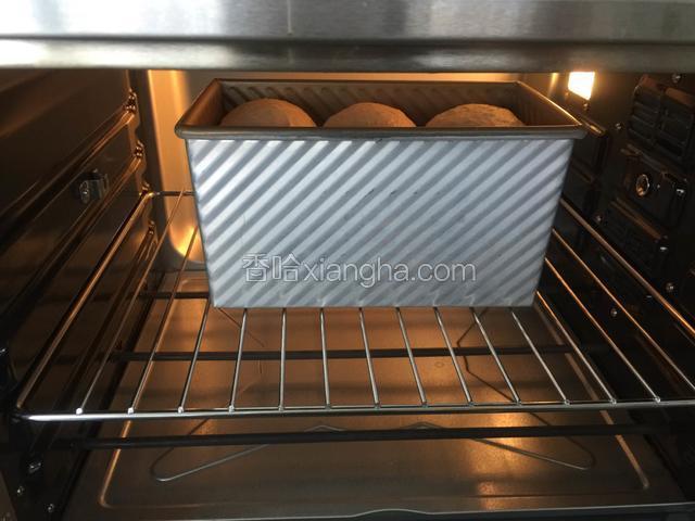 放入预热好的烤箱中下层，上下火200度，烤45分钟。