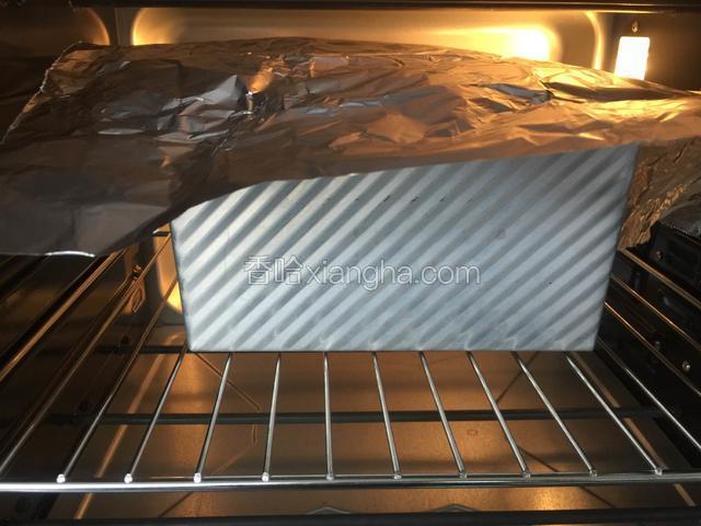 烤10分钟左右盖上锡纸防止表面上色太重。