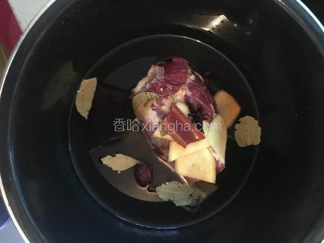 电压力锅用吃饭的小碗加入一碗水，放入牛肉，姜片，八角，桂皮，香叶，草果，一勺盐，适量酱油，盖上锅盖压15分钟即可。