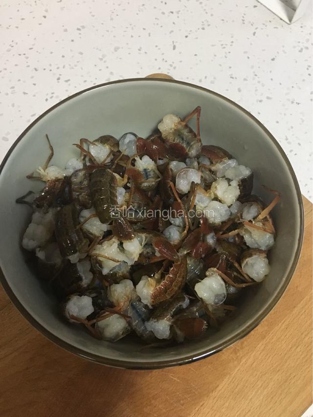 将龙虾抽虾线，洗干净，用料酒腌制十分钟