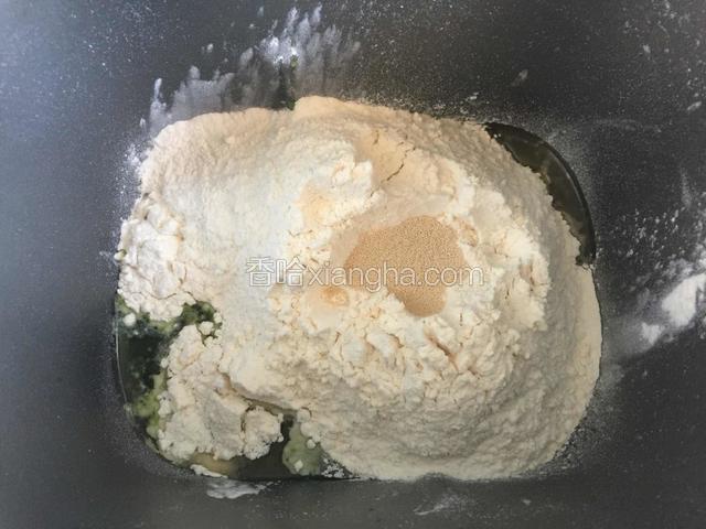 按照先液体后粉类的顺序放入面包机中，揉面一小时。