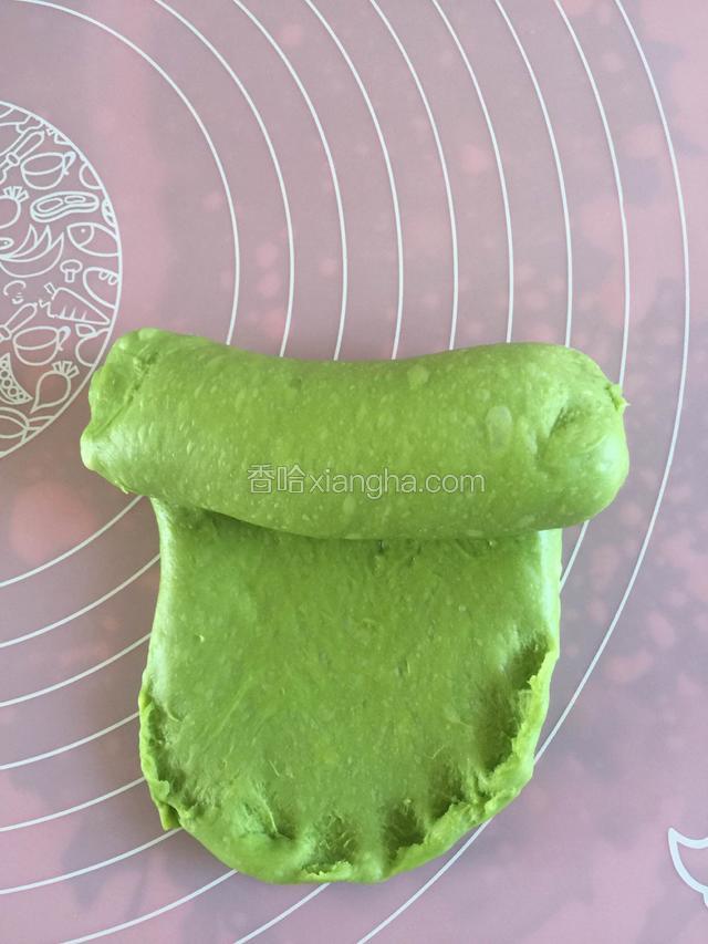 自上而下卷起，收口压薄捏紧。