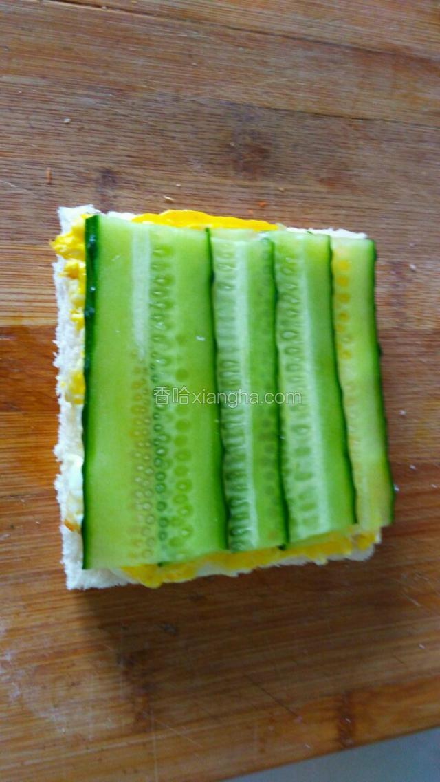 在放上一层黄瓜片