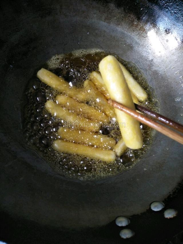 炸到年糕夹起比较硬成金黄色就好了