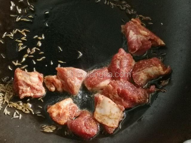 加入油煸炒，羊肉丁。