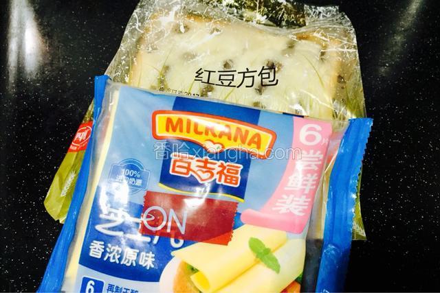 用料有红豆方包和芝士片