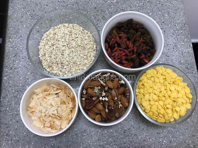 准备食材，坚果和果干可以多准备几种，燕麦片可以用生燕麦（延长烘烤时间）也可以用快熟燕麦