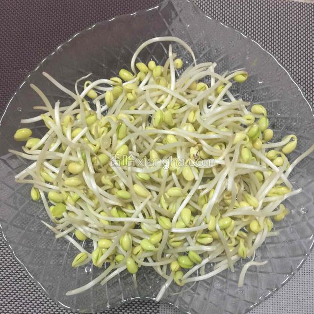 豆芽摘除根须洗净沥干水分备用