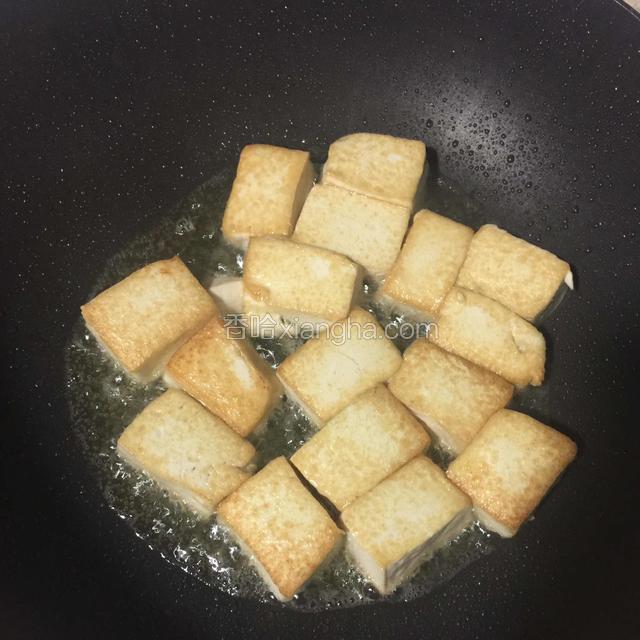 热锅起油把豆腐煎至两面金黄盛起备用