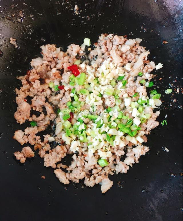 锅内倒入适量食用油，油热后倒入肉沫炒至肉沫变色出油后倒入葱蒜辣椒末。