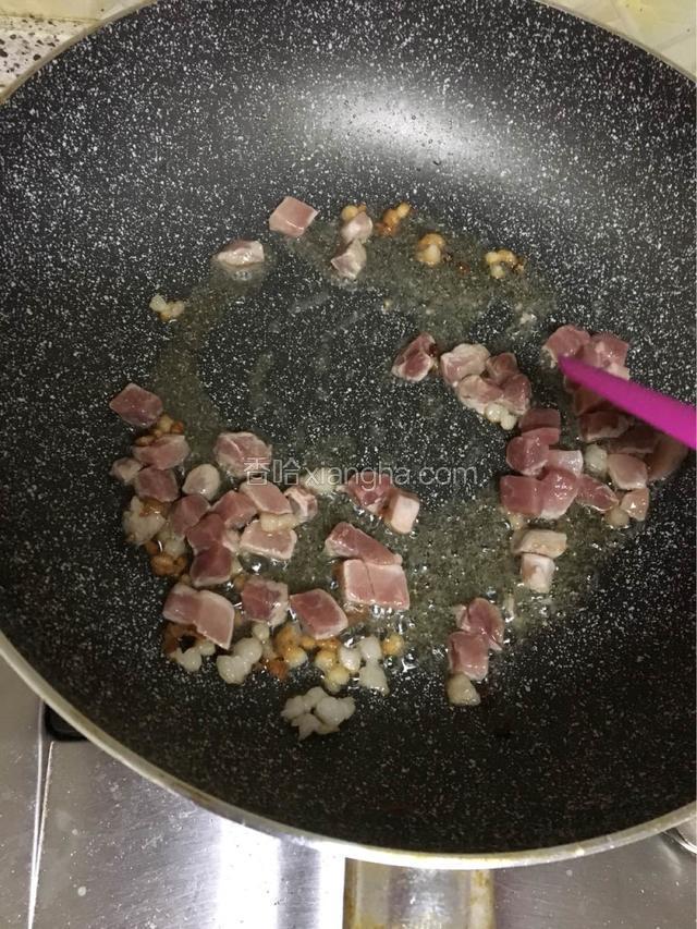 倒入瘦肉翻炒。