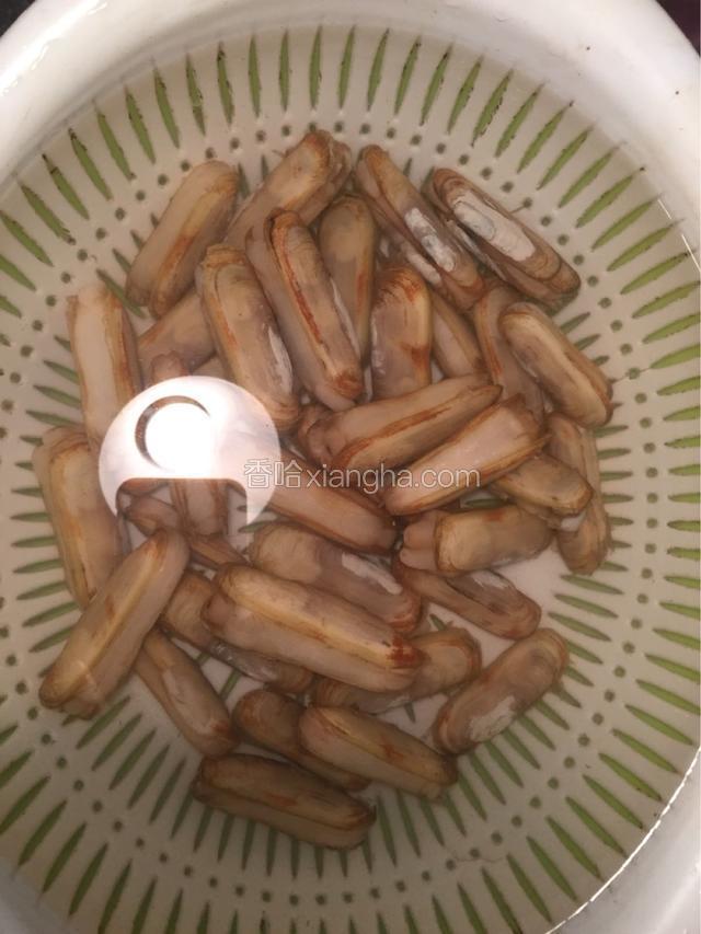 蛏子表面刷洗干净，盆里放水，撒一勺盐，养5个小时，期间，换几次水，新换上的水同样洒上盐，让蛏子吐尽泥沙