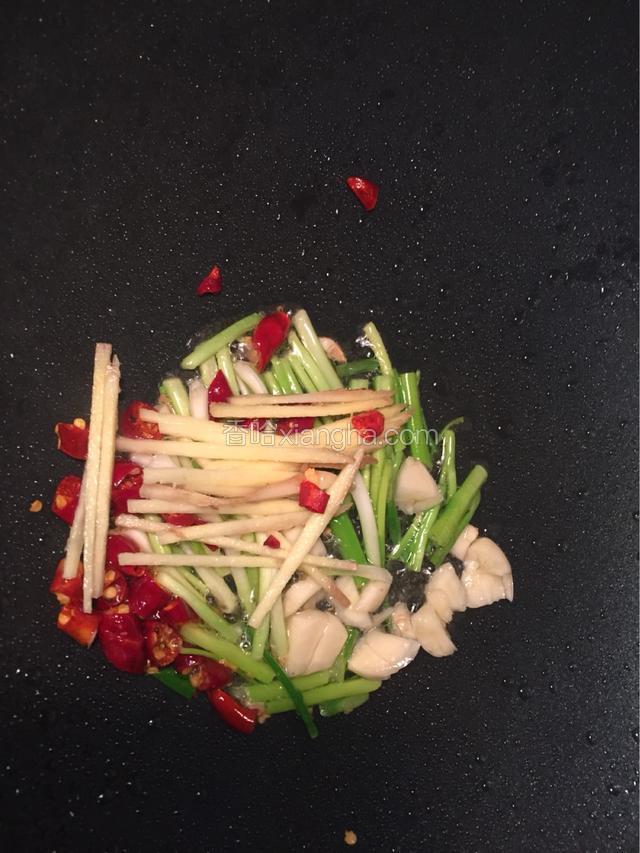 葱姜蒜、干辣椒爆香